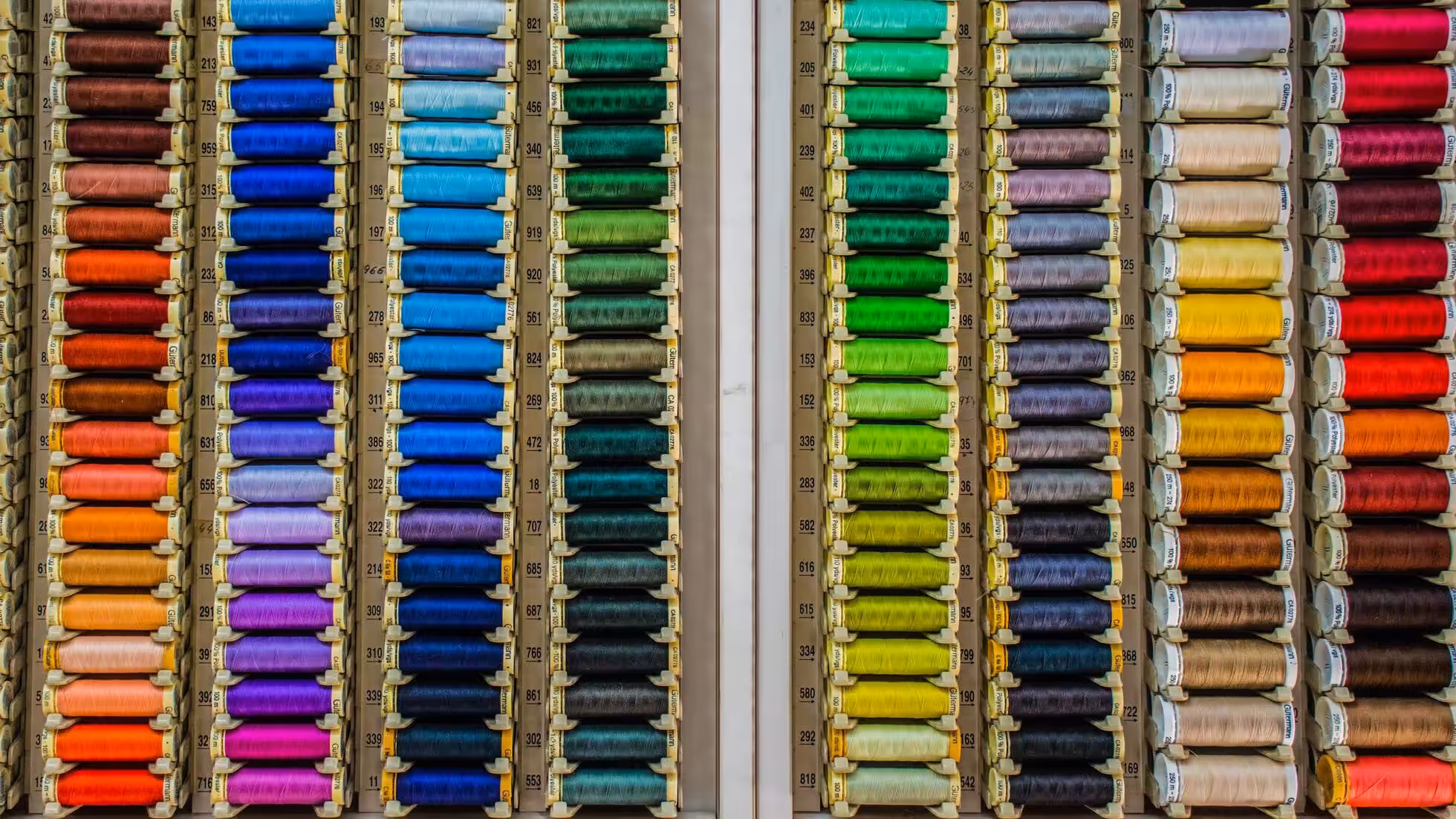 iDiMi-初家是山东莱州驿道镇一个有上百年历史的古村落，四面环山，曾经与世隔绝。经过几年的连续建设，这个小村庄一改旧时破败模样，成为山东美丽乡村建设的典型之一